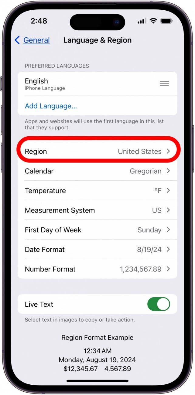 Tippen Sie in den iPhone-Sprach- und Regionseinstellungen auf „Region“. Tippen Sie in den iPhone-Sprach- und Regionseinstellungen auf „Region“.