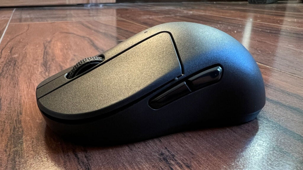 Eine Profilansicht des Keychron M4 4K.
