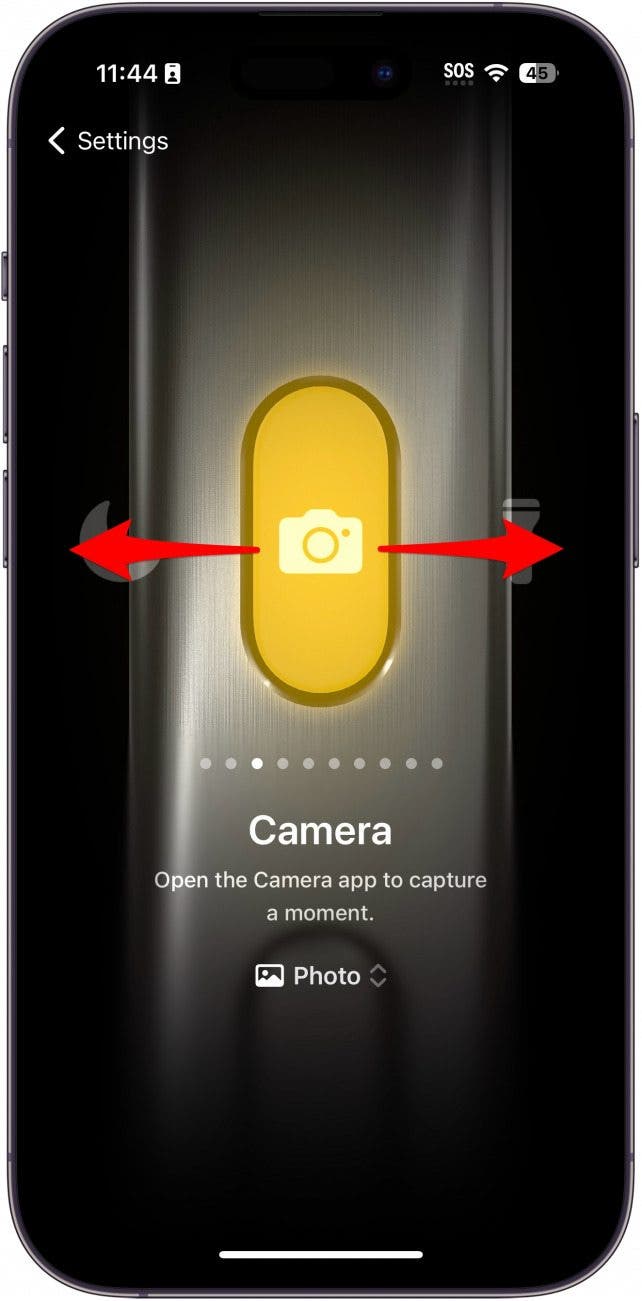 Einstellungen der iPhone-Aktionstaste mit Kamerasymbol und roten Pfeilen, die nach links und rechts zeigen und anzeigen, dass man nach links oder rechts wischen muss