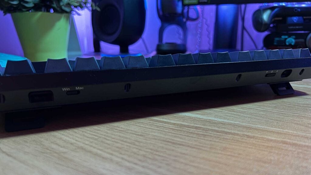 Die Rückseite des Corsair K65 Plus Wireless.