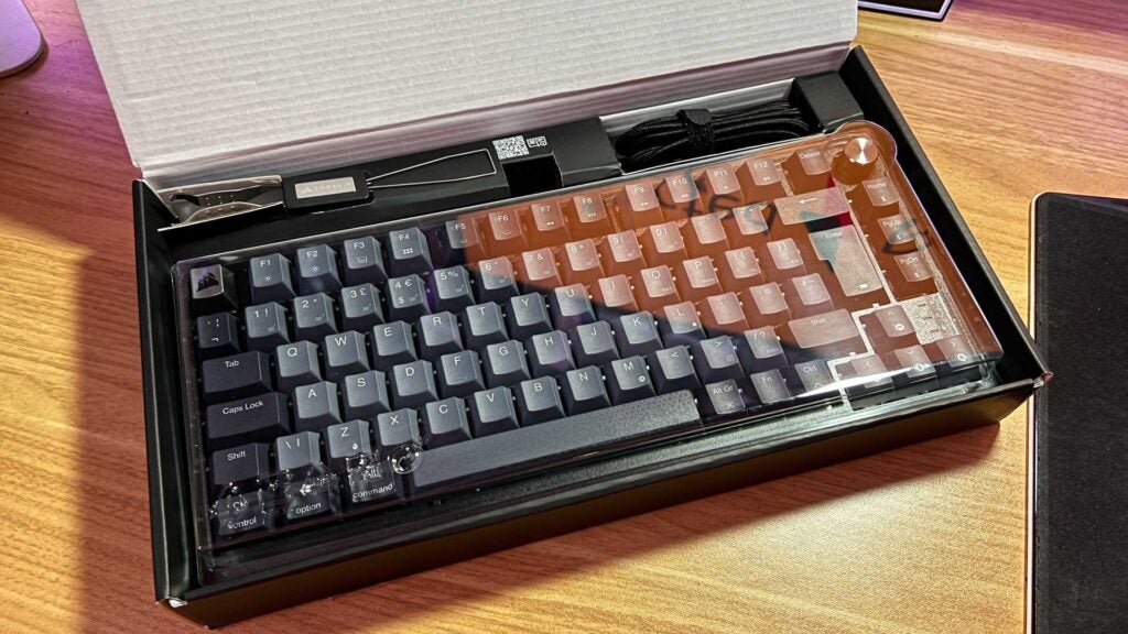 Die Verpackung des Corsair K65 Plus Wireless