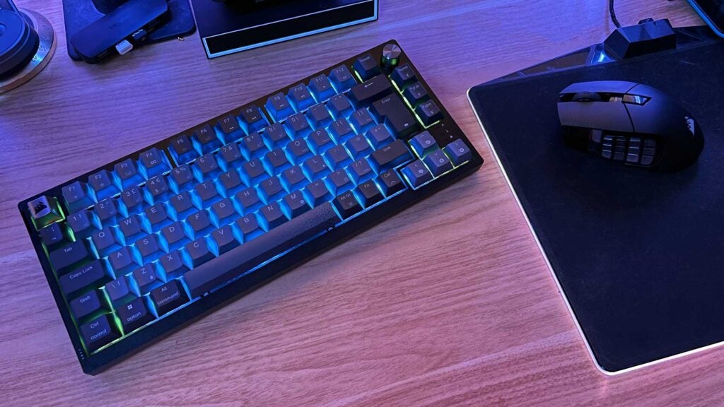 Das Corsair K65 Plus Wireless mit anderen Corsair-Peripheriegeräten.