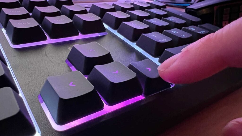 Eine Taste wird auf der Corsair K55 Core-Tastatur gedrückt.