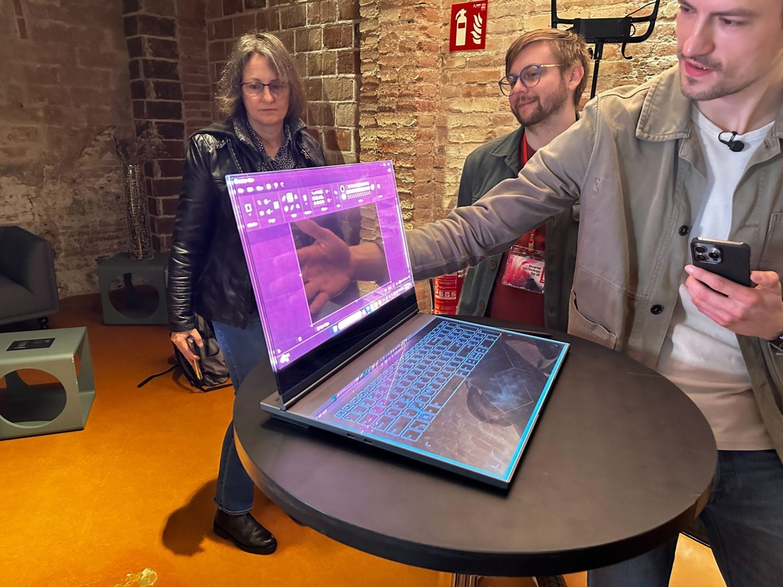 1708995659 Der transparente Laptop von Lenovo deutet auf eine aufregende Zukunft