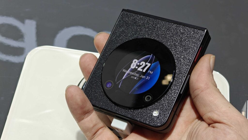 Nubia Flip 5G in der Hand