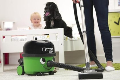 Der gruene Henry Staubsauger ist jetzt bei Currys guenstig zu haben