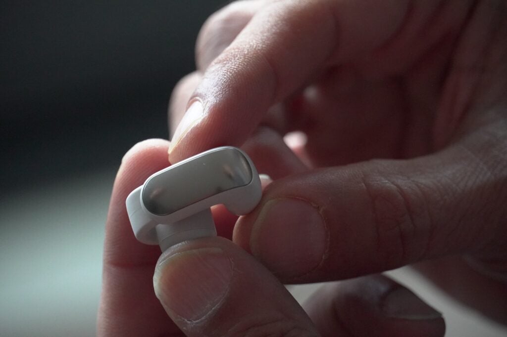 Bose Ultra Open Earbuds in der Hand
