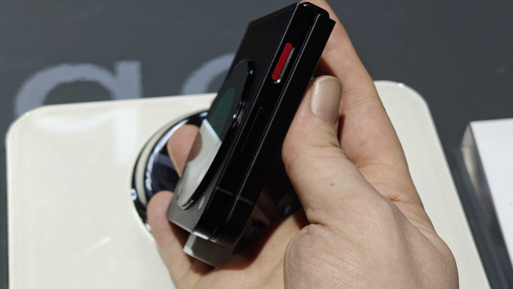 Nubia Flip 5G in der Hand