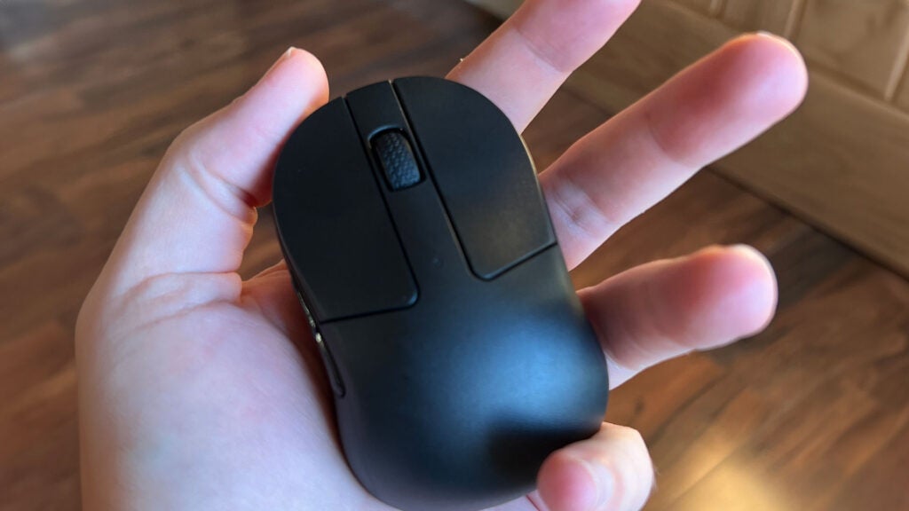Das Gehäuse des Keychron M4 4K, wie es in einer Hand gehalten wird.