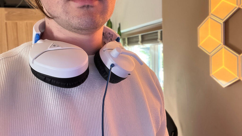 Der Turtle Beach Recon 70P um den Hals.