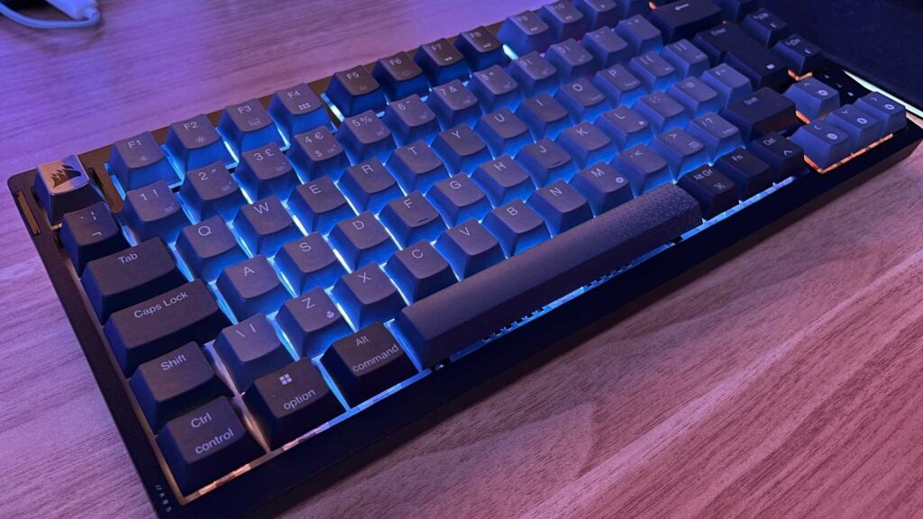 Ein genauer Blick auf das Corsair K65 Plus Wireless.