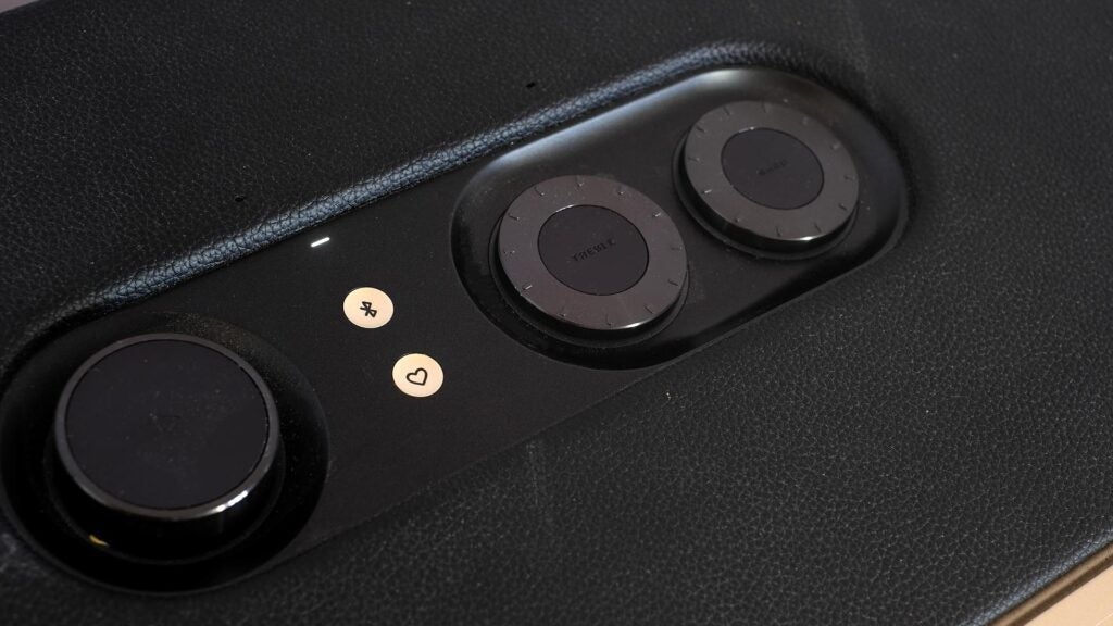 JBL Authentics 500 Bedienelemente auf der Oberseite