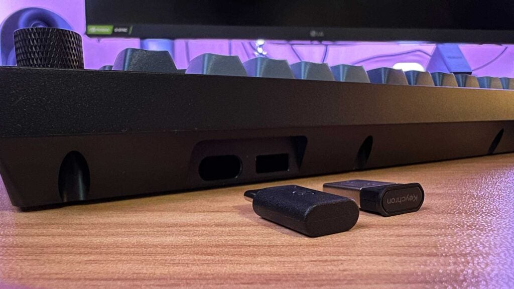 Die Rückseite des Keychron V1 Max zeigt seine beiden USB-Fächer.