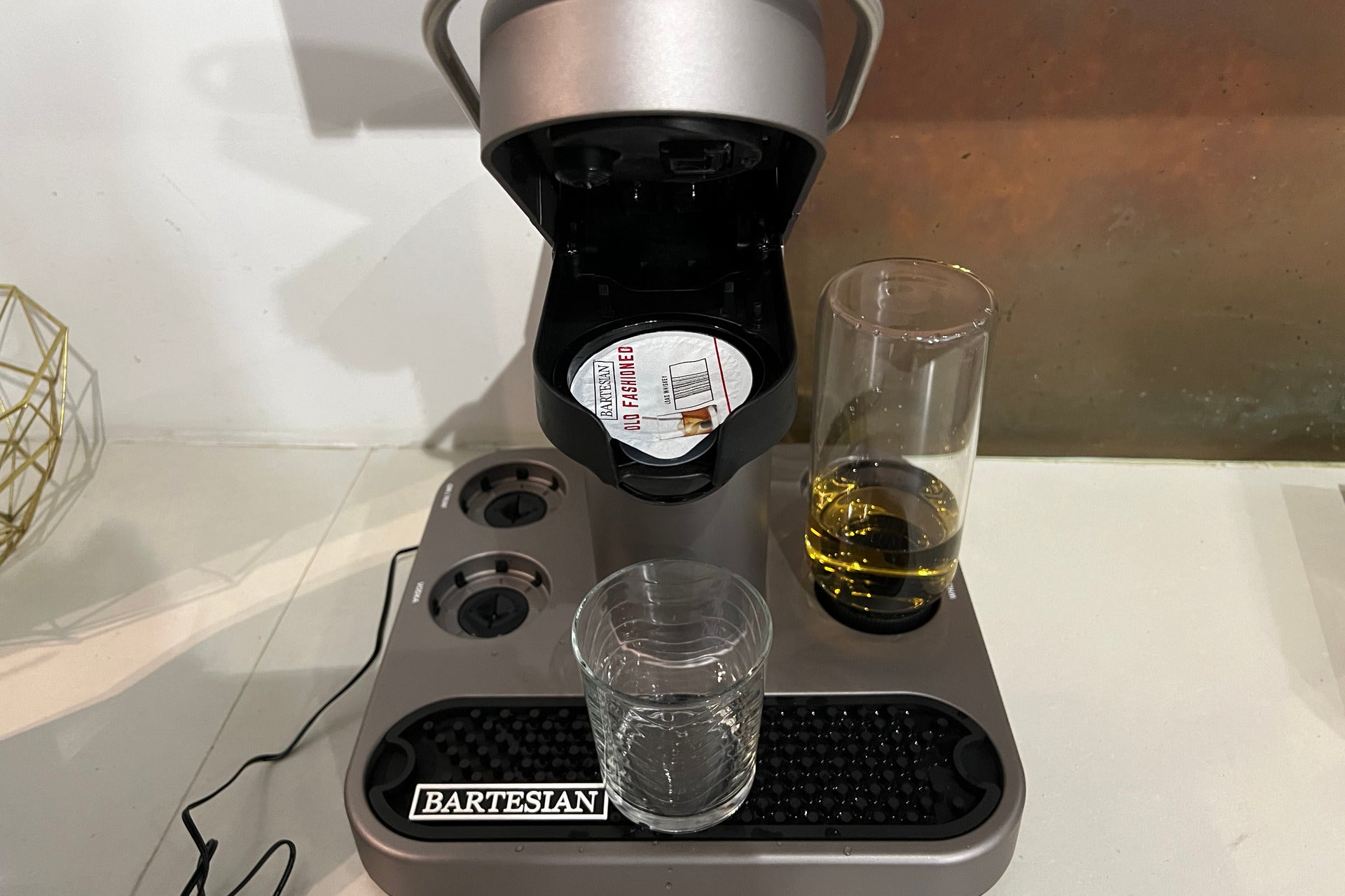 Bartesian Cocktail Maker-Kapsel eingesetzt