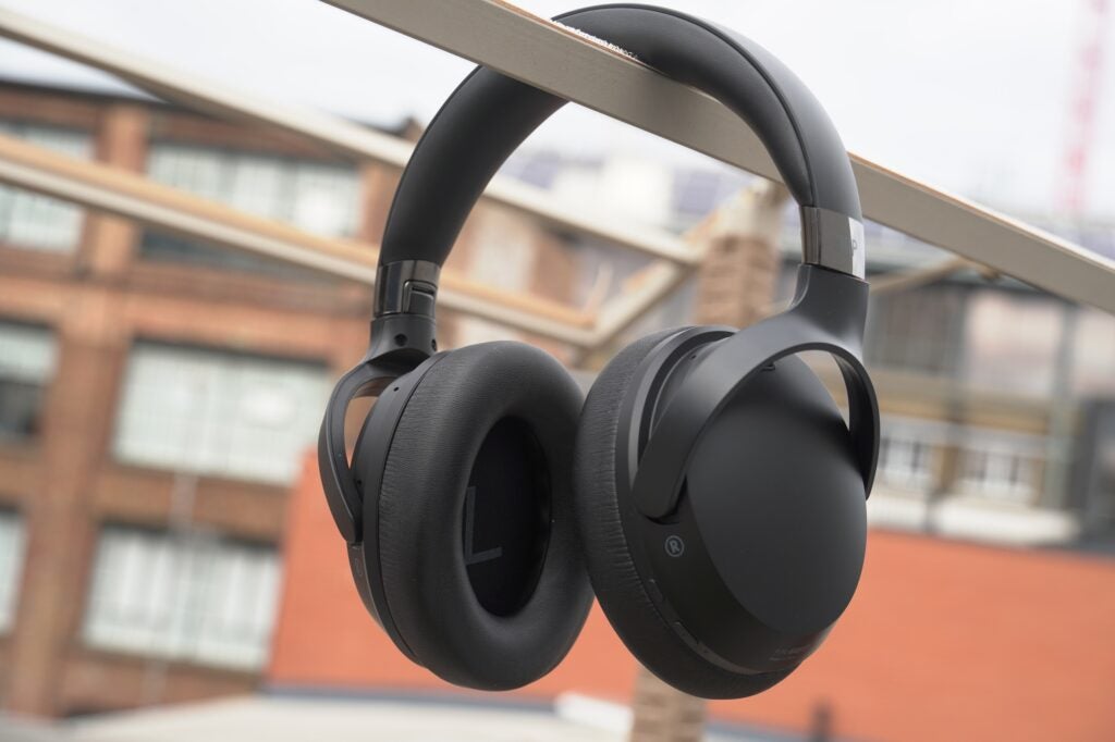 Monoprice Dual Driver Bluetooth ANC hängend