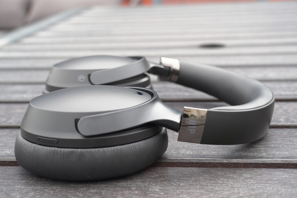 Monoprice Dual Driver Bluetooth ANC flach hingelegt