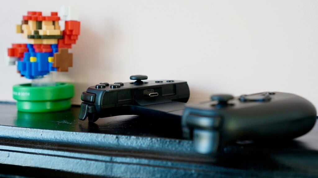 Razer Kishi V2 Pro auf einem Tisch