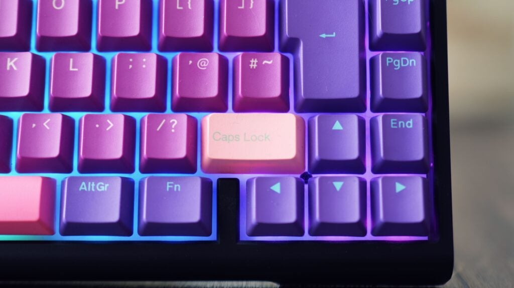 Verpackung der Ducky ProjectD Tinker 65-Tastatur und des Switch-Kits. Nahaufnahme der Ducky ProjectD Tinker 65-Tastatur mit RGB-Beleuchtung