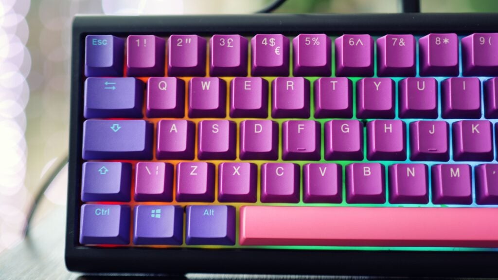 Nahaufnahme der mechanischen Tastatur Ducky ProjectD Tinker 65.