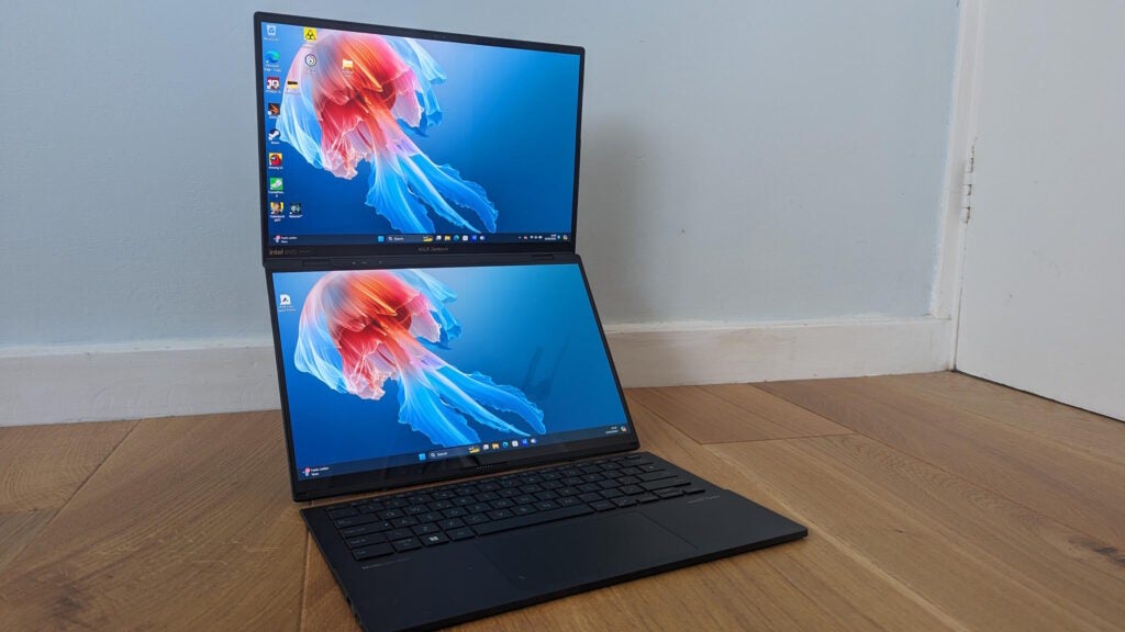 Asus Zenbook Duo-Laptop mit zwei Bildschirmen auf einem Holzboden.