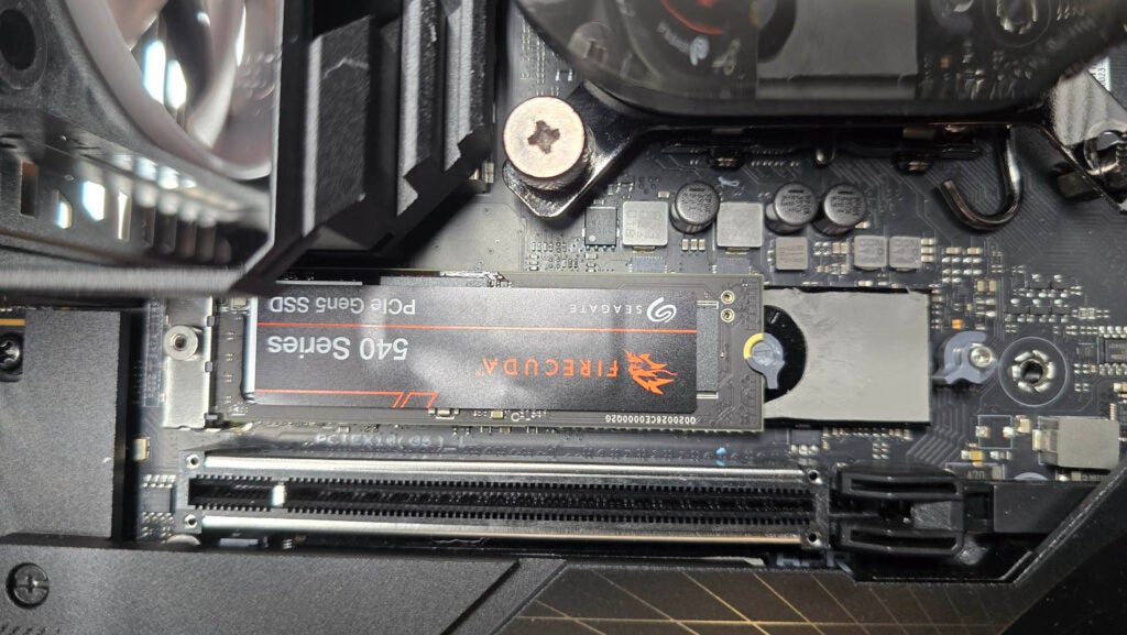 Seagate FireCuda 540 M.2 SSD wird in einer PC Seagate FireCuda 540 SSD getestet, die auf einem Computer-Motherboard installiert ist.