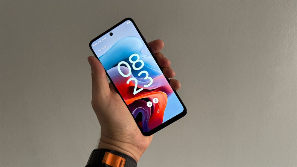 Motorola Moto G34 5G in der Hand, Display eingeschaltet