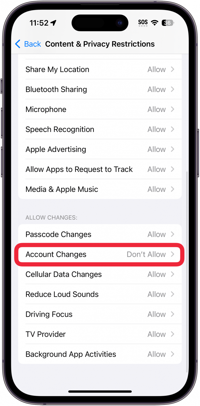 iPhone-Bildschirmzeitinhalte und Datenschutzeinschränkungseinstellungen mit einem roten Kästchen um Kontoänderungen