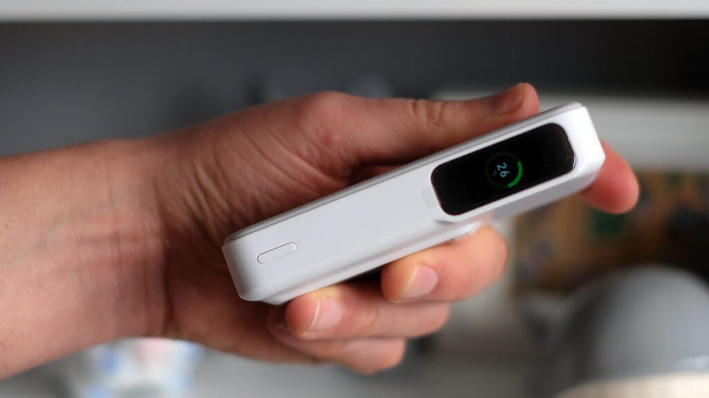 Anker MagGo Power Bank 10K in der Hand