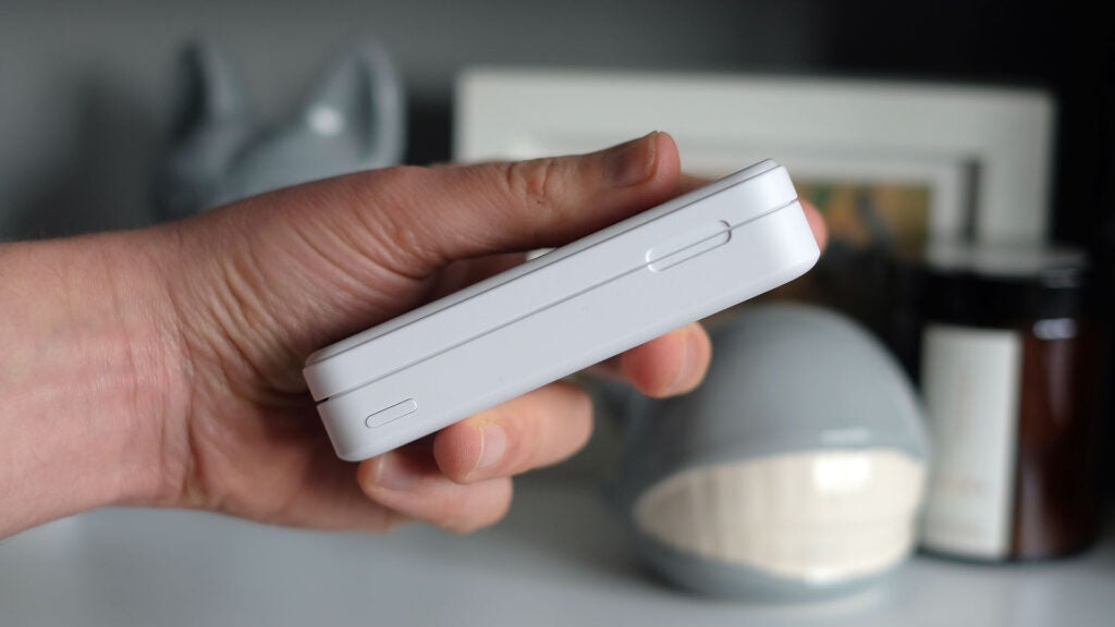 Anker MagGo Power Bank (6,6K) in der Hand
