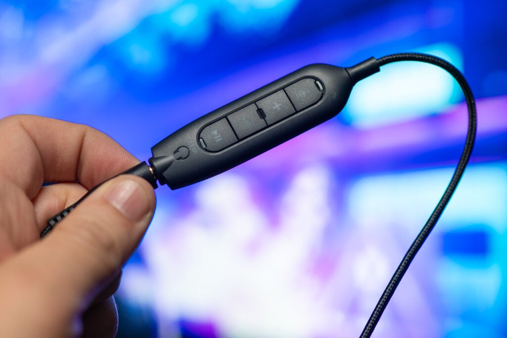 Nahaufnahme des Inline-Controllers des Acer Predator Galea 365 Headsets.