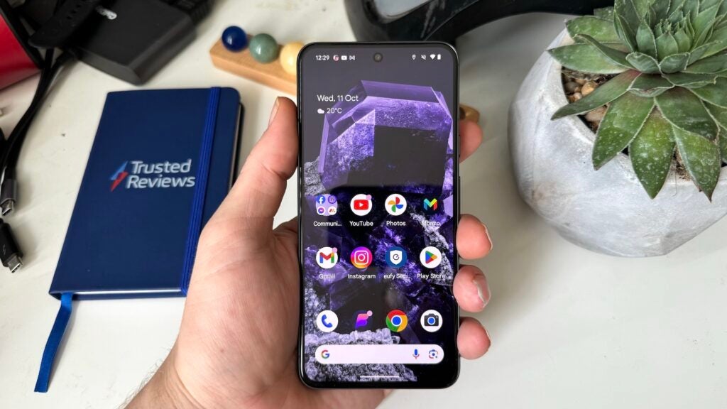 Hand hält ein Google Pixel 8, auf dem der Startbildschirm zu sehen ist