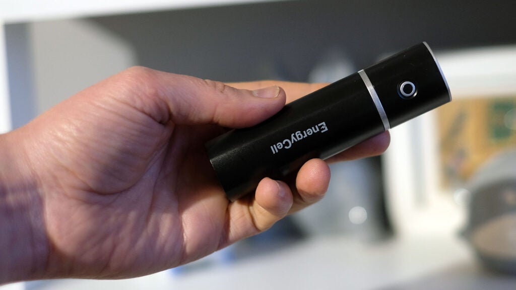 EnergyQC Power Bank in der Hand