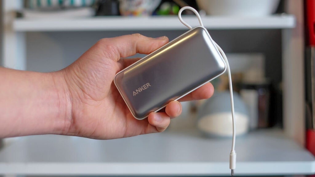 Anker Nano Power Bank 30W in der Hand