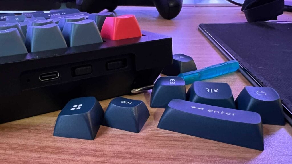 Eine Sammlung von Tastenkappen, die im Lieferumfang des Keychron V1 Max enthalten sind.