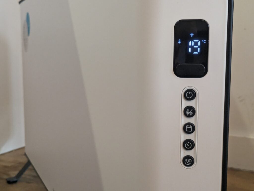 Aufnahme von der Seite, die das Display und die Bedienelemente zeigt
