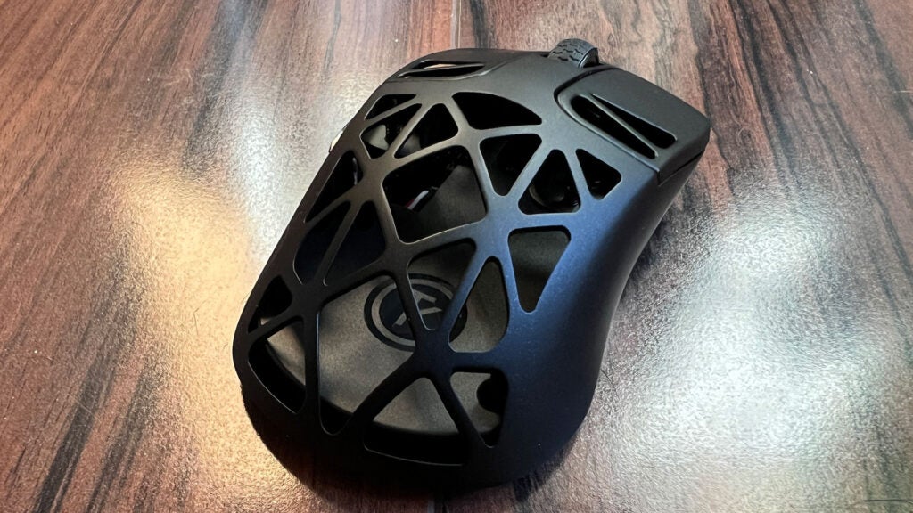Eine Aufnahme des Keychron M3 4K Metal Edition von hinten.