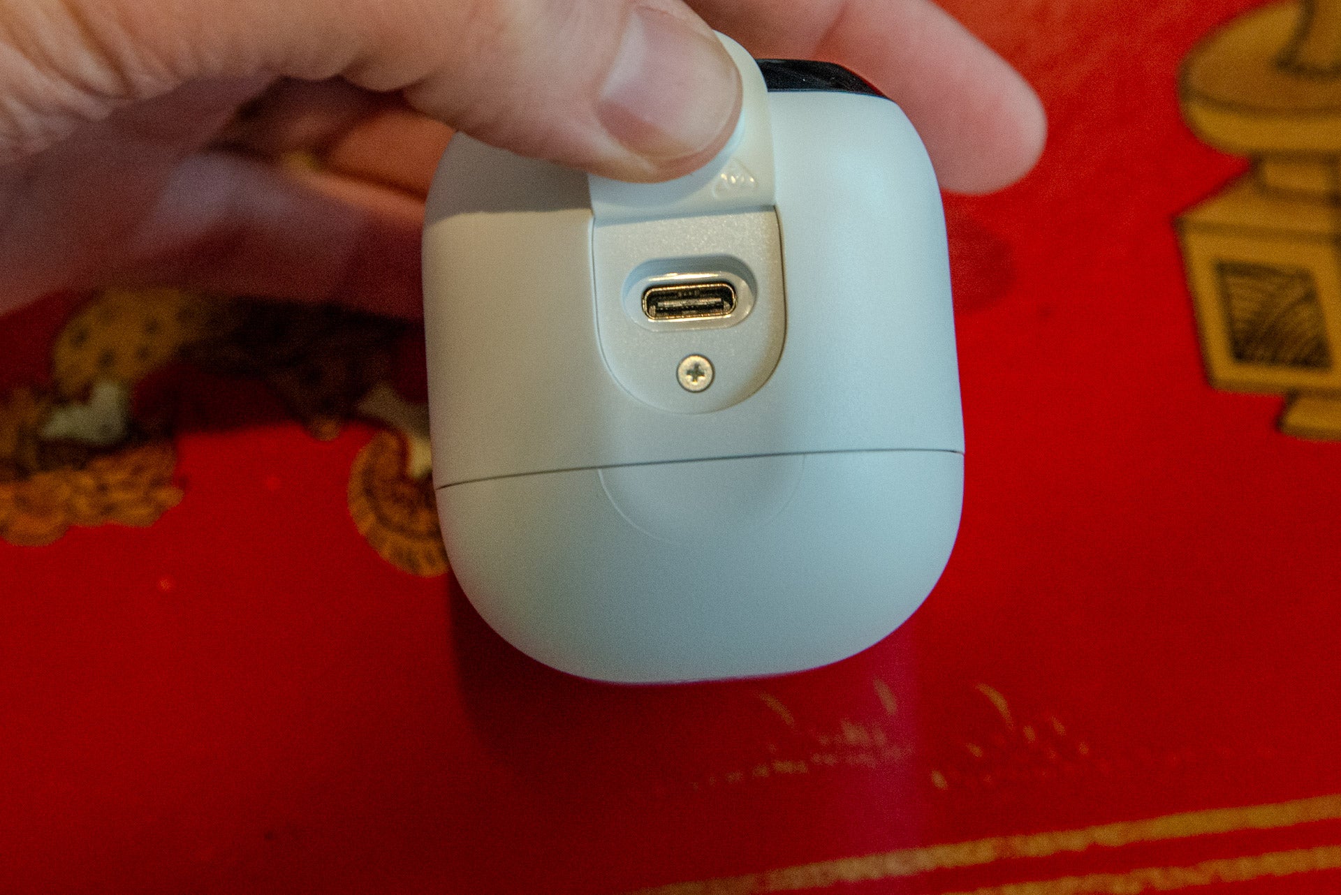 USB-Anschluss der Arlo Essential 2K-Außenkamera