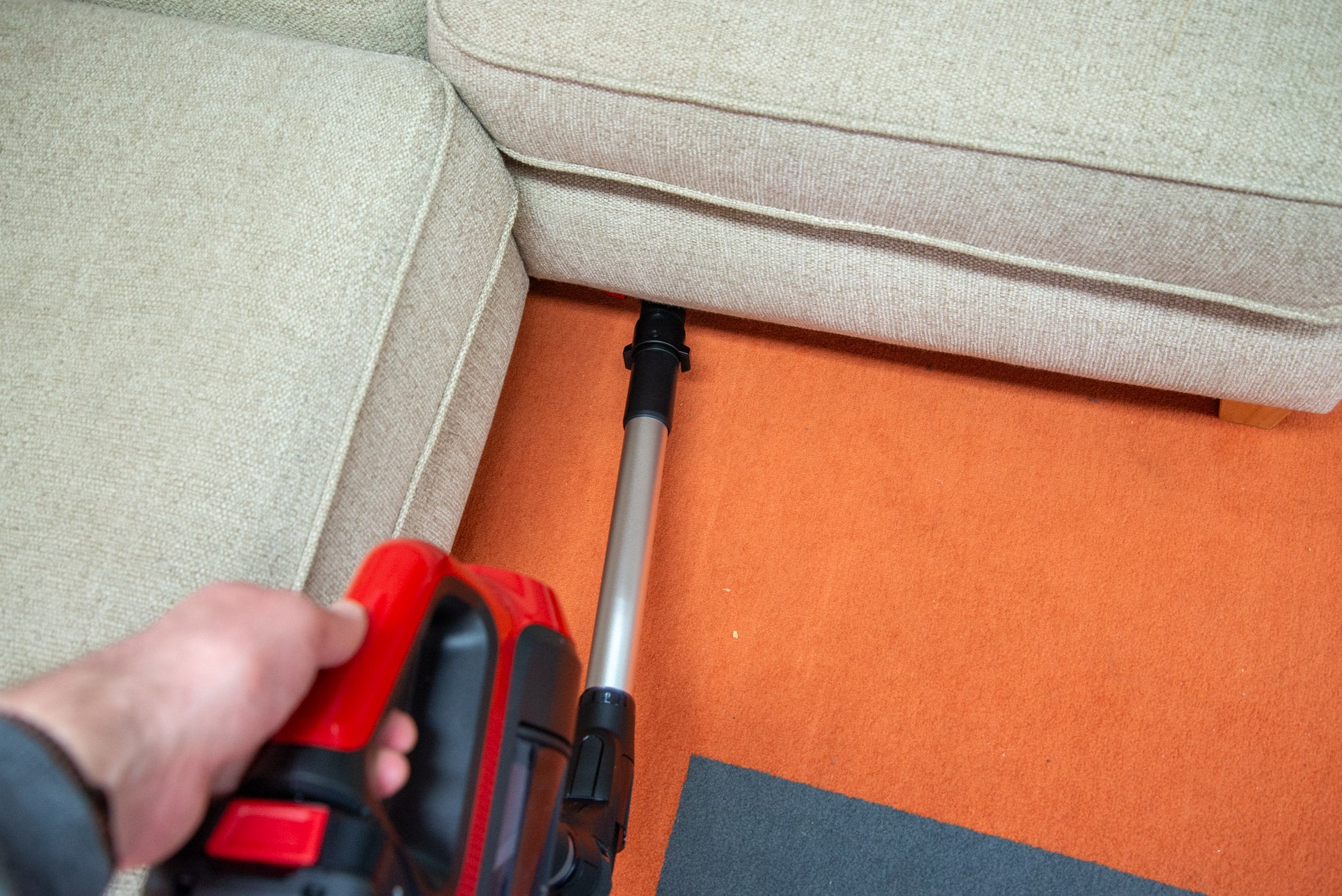 Bosch Unlimited 7 ProAnimal-Reinigung unter dem Sofa