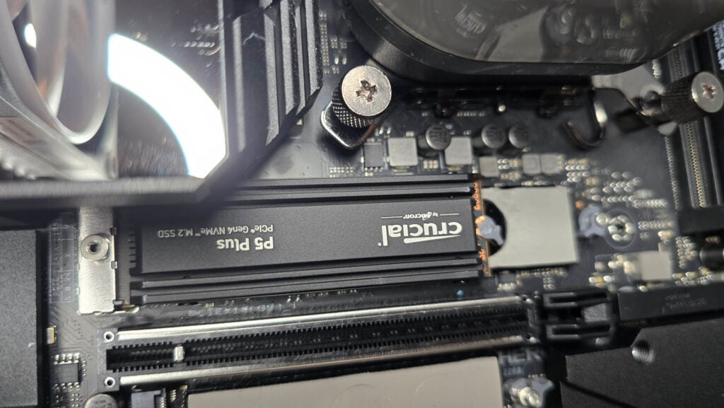 Die P5 Plus M.2 PCIe 4.0 SSD von Crucial wird in einer PCCrucial P5 Plus SSD getestet, die auf einem Computer-Motherboard installiert ist.