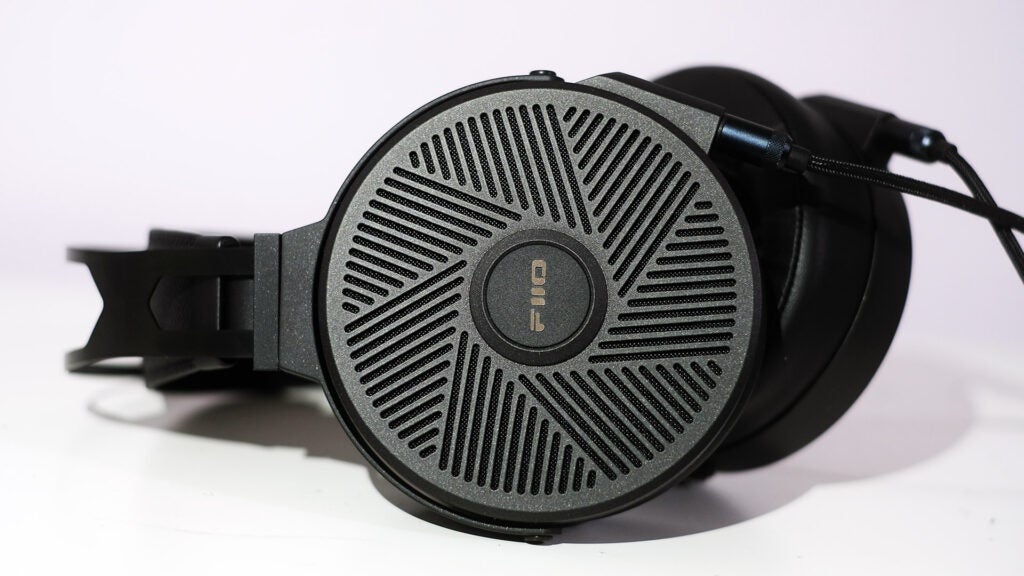 FiiO FT5 Over-Ear-Kopfhörer, Nahaufnahme, Seitenansicht.