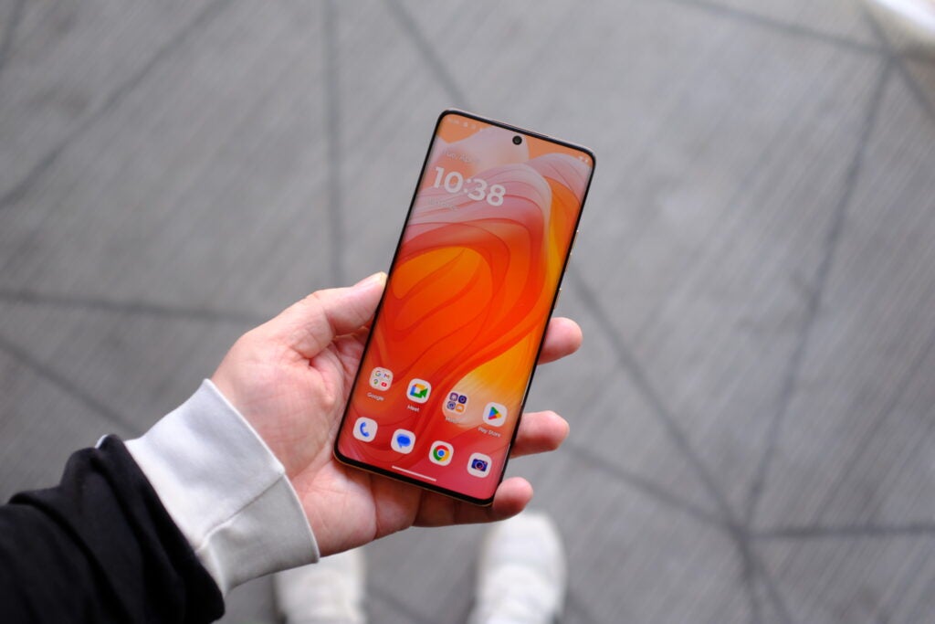 Das Moto Edge 50 Ultra wird mit eingeschaltetem Bildschirm gehalten