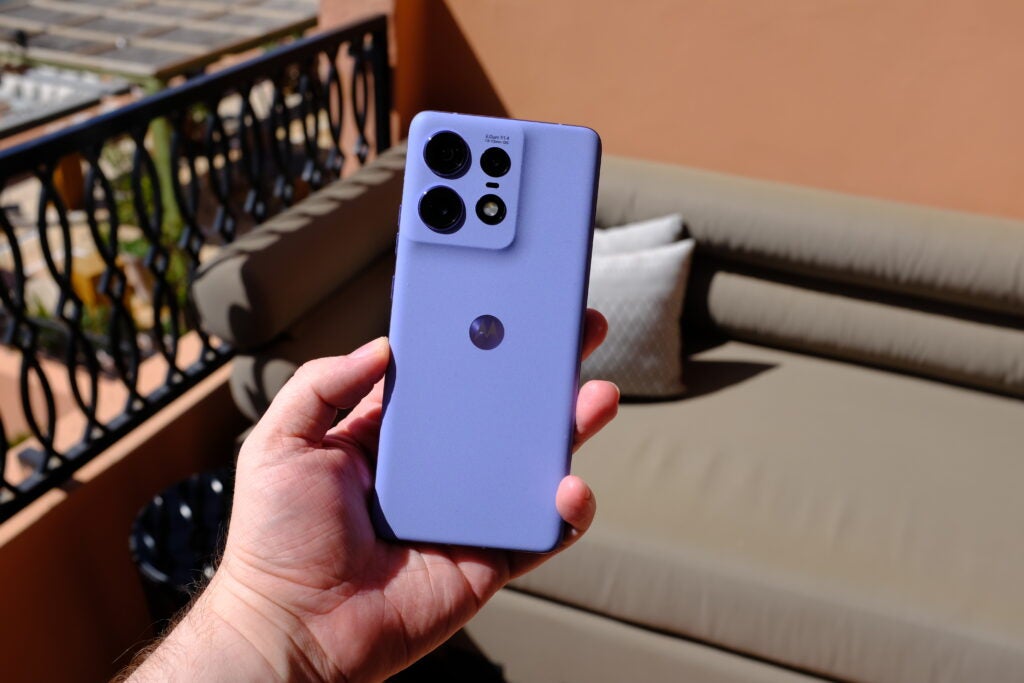 Moto Edge 50 Pro in lavendelfarbenem Leder in der Hand