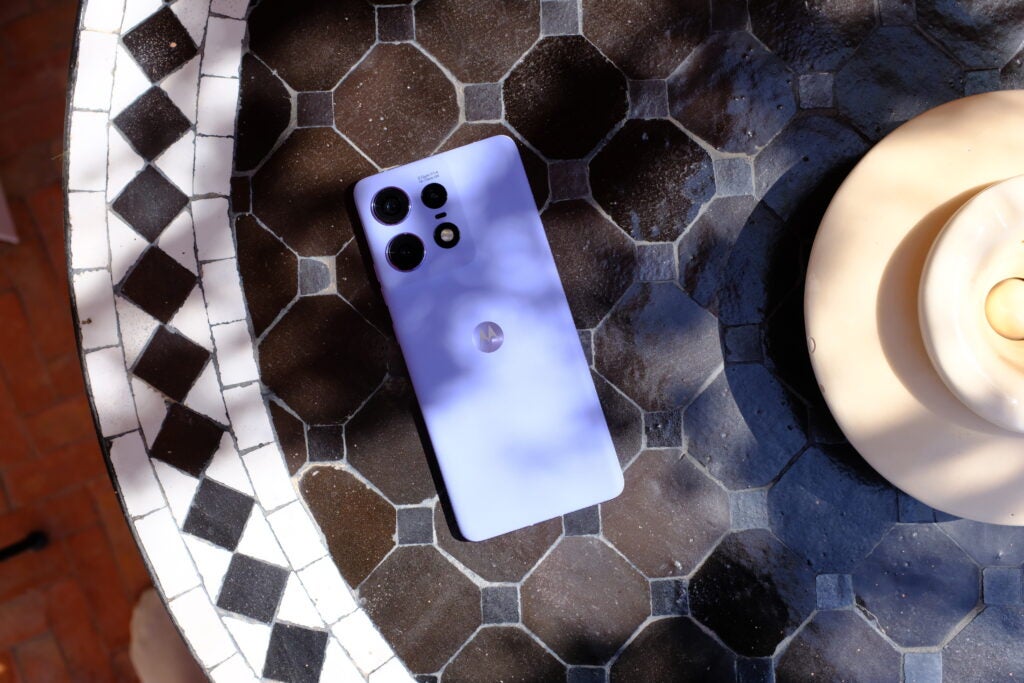 Moto Edge 50 Pro in lavendelfarbenem Leder auf dem Tisch