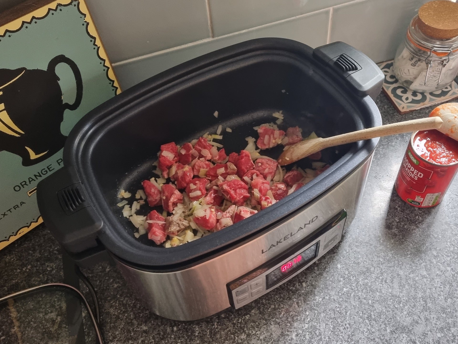 Lakeland 6,5L Slow Cooker zum Anbraten von Fleisch und Zwiebeln