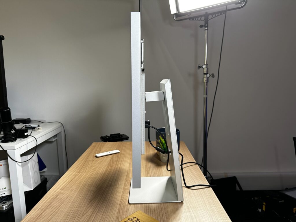 Seitenansicht des Samsung ViewFinity S9