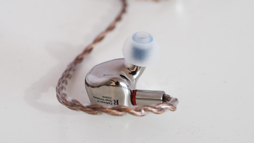 Nahaufnahme des Letshuoer Cadenza 12-Ohrhörers mit geflochtenem Kabel.