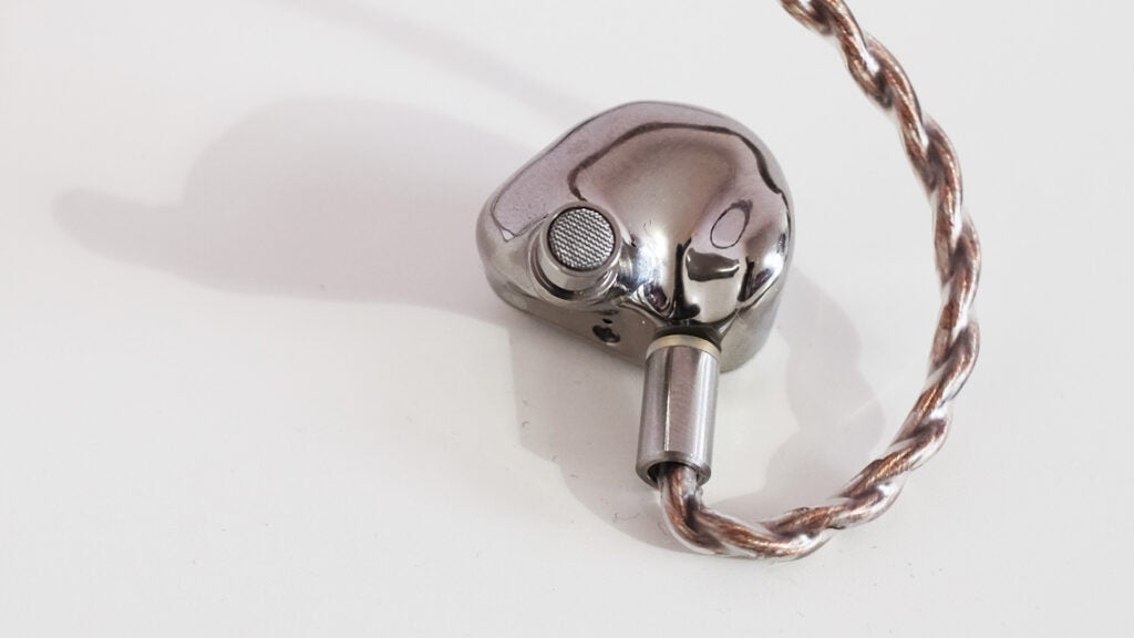 Letshuoer Cadenza 12 Kopfhörer mit geflochtenem Kabel auf weißem Hintergrund.