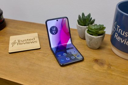 Das faltbare Moto Telefonpaket enthaelt kostenlose kabellose 5 Sterne Ohrhoerer von Bose