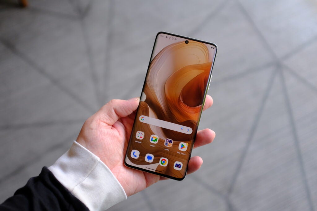 Moto Edge 50 Ultra wird gehalten