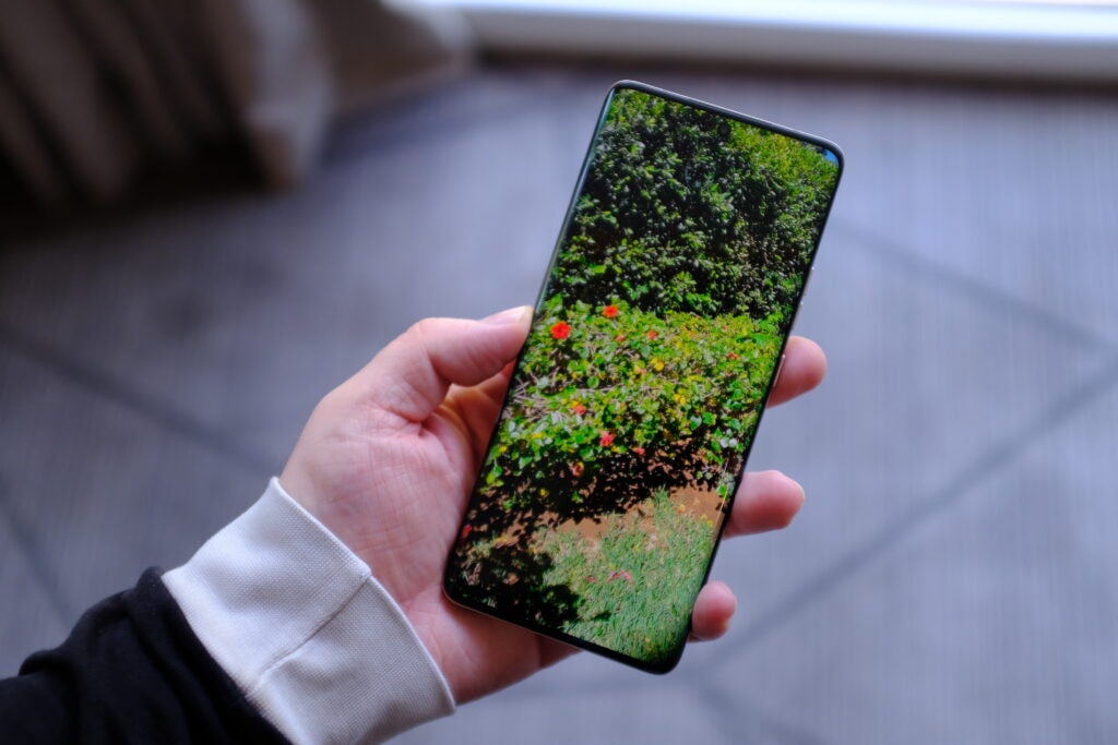Moto Edge 50 Pro wird mit dem Bildschirm gehalten
